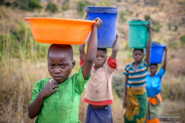 マラウイで水汲みをする子どもたち