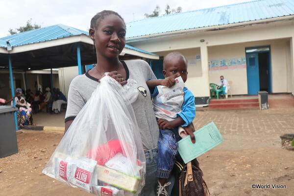 南スーダンの栄養センターでRTUF（栄養補助食）を受け取ったお母さん