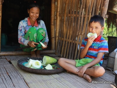 畑で採れたキュウリを食べるミャンマーの子ども