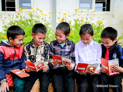 チャイルド・スポンサーからの手紙に喜ぶベトナムの子どもたち