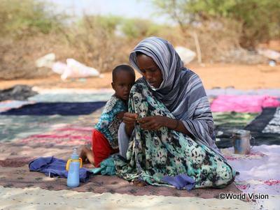 干ばつ被害が深刻なソマリアで暮らす親子