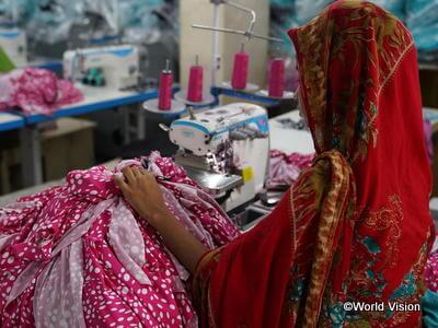 縫製工場で働くバングラデシュの子ども