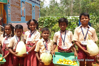 【インド】「学校菜園では、栄養のある野菜を育てて給食の材料にしているので、私たちは元気に成長できます」