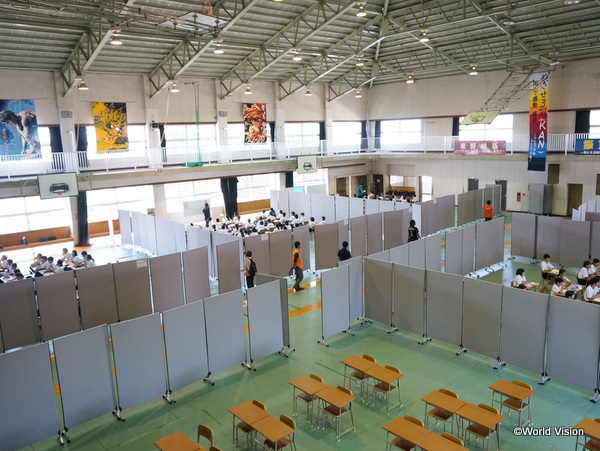 熊本市立東野中学校に届けたパーティション。6クラスの授業が可能になりました