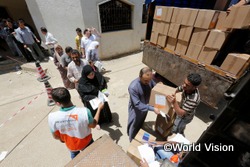 レバノンに住むシリア難民へ支援物資を配布するワールド・ビジョンのスタッフ