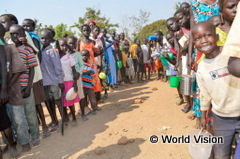 ワールド・ビジョンの食糧支援に列をなす、南スーダンから難民として逃れてきた人々(ウガンダ北部、1月17日撮影)