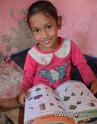 勉強が大好きと話す女の子（ネパール）