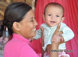 お母さんにあやされ嬉しそうな赤ちゃん（カンボジア）