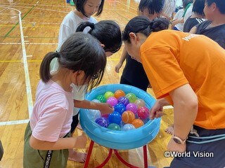 「ヨーヨーすくい」を楽しむ子どもたち