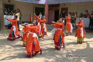式典会場の小学校で歓迎の踊り
