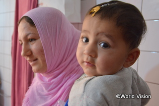 ワールド・ビジョンのスタッフが働く簡易診療所に来た、ヌスラちゃん（1歳半）。家族とともに、シリアからイラクへ逃れてきた