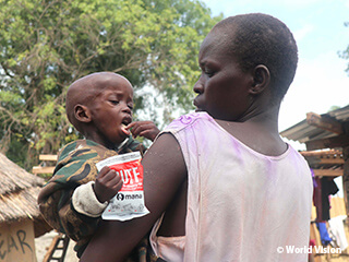 「この栄養補助食の支援がなかったらこの子もほかの２人の兄弟と同じように命を落としていたことでしょう」南スーダンに住むオーカンくんとエリザベスさん