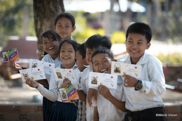チャイルド・スポンサーからの手紙を持つ、カンボジアの子どもたち