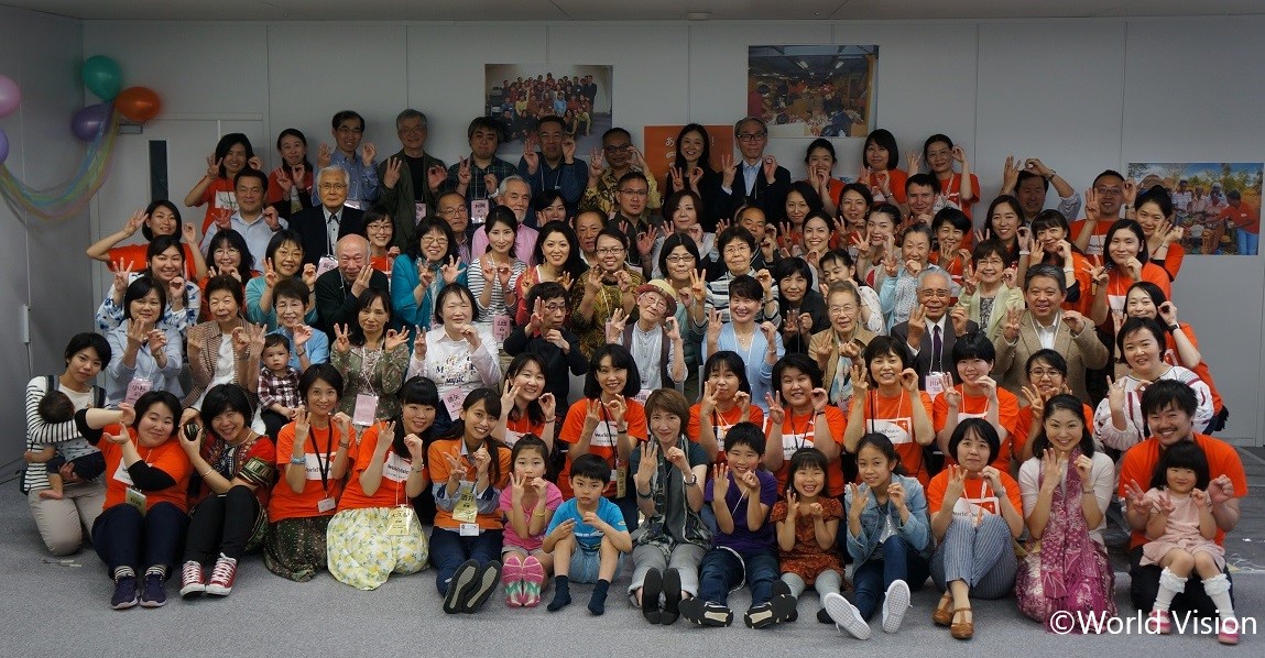 ボランティア交流会に参加してくださった皆さまとワールド・ビジョン・ジャパンスタッフとの記念写真